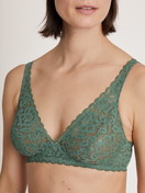 Le mannequin Femme porte le/la Soutien-gorge soft sans armatures en Polyamide de couleur Vert, Dentelle, de la série Natural Comfort Lace de CALIDA, Détail