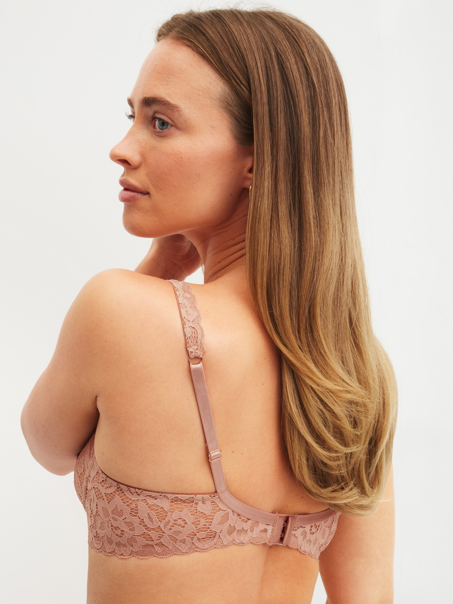 Damen-Model trägt Spitzen-BH ohne Bügel aus Polyamid in Braun, Spitze aus Serie Natural Comfort Lace von CALIDA, Rückansicht