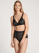 Le mannequin Femme porte le/la Soutien-gorge soft sans armatures en Polyamide de couleur Noir, Dentelle, de la série Natural Comfort Lace de CALIDA, Vue de face, Tenue
