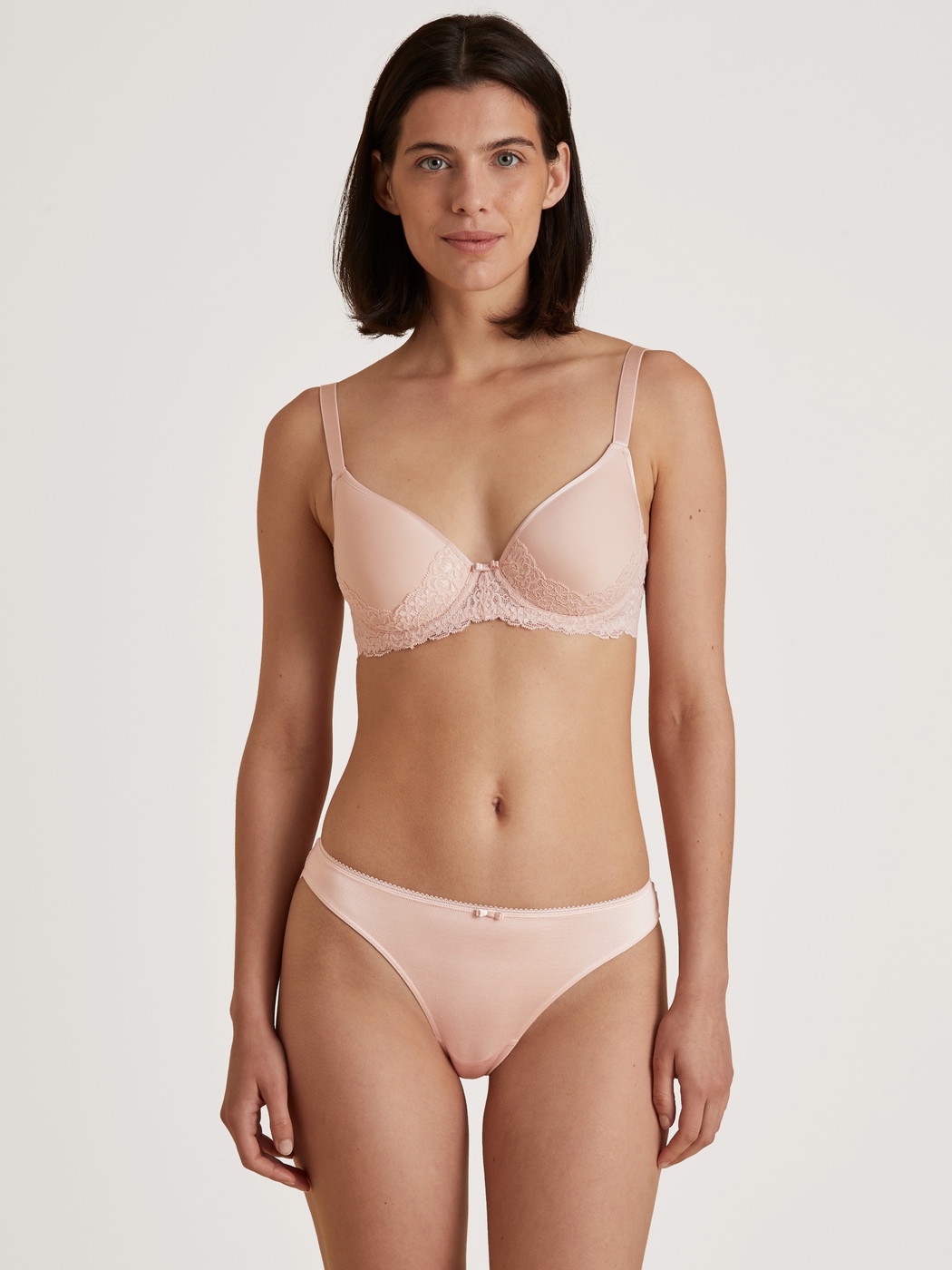 Damen-Model trägt Spacer-BH mit Bügel aus Polyamid in Rosa, Spitze aus Serie Sensual Secrets von CALIDA, Outfit