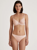 Damen-Model trägt Spacer-BH mit Bügel aus Polyamid in Rosa, Spitze aus Serie Sensual Secrets von CALIDA, Outfit
