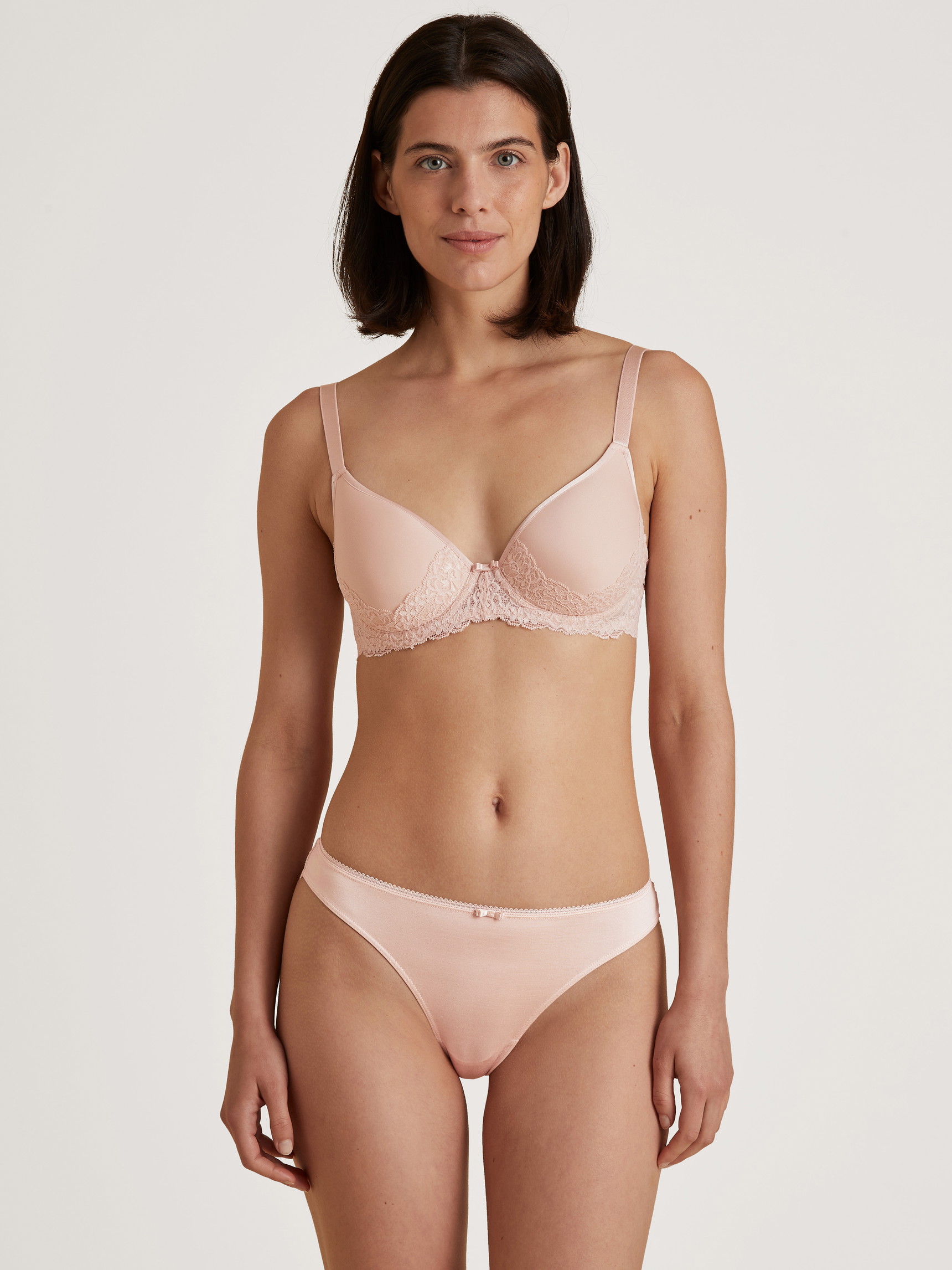 La modella / Il modello Donna indossa Spacer-BH con ferretto in Poliammide di colore Rosa, Pizzo, della serie Sensual Secrets di CALIDA, Abbigliamento