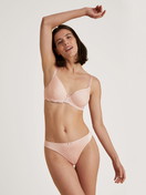 Damen-Model trägt Spacer-BH mit Bügel aus Polyamid in Rosa, Spitze aus Serie Sensual Secrets von CALIDA