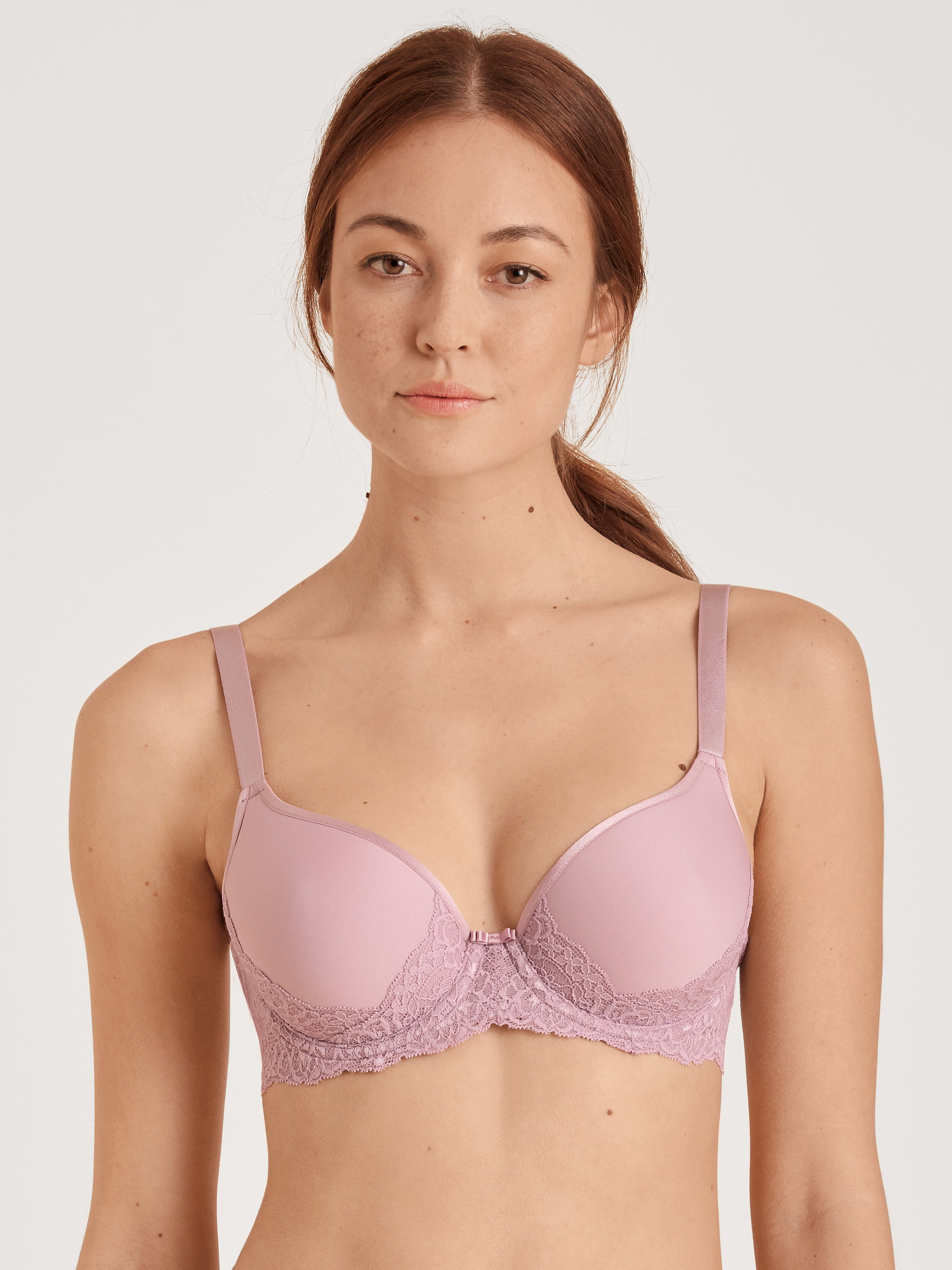 La modella / Il modello Donna indossa Spacer-BH con ferretto in Poliammide di colore Viola, Pizzo, della serie  di CALIDA, Vista frontale