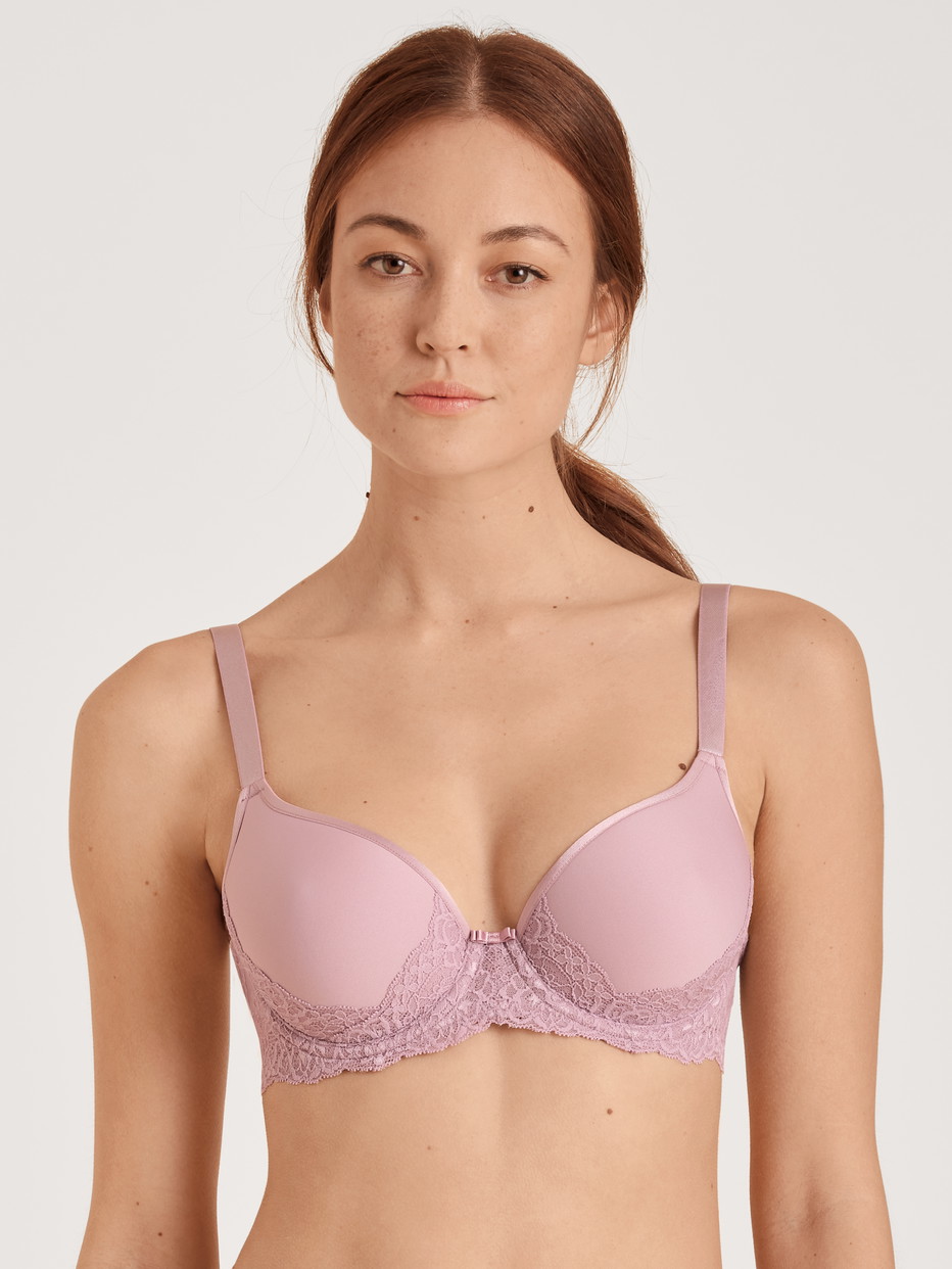 Damen-Model trägt Spacer-BH mit Bügel aus Polyamid in Violett, Spitze aus Serie Special von CALIDA, Vorderansicht