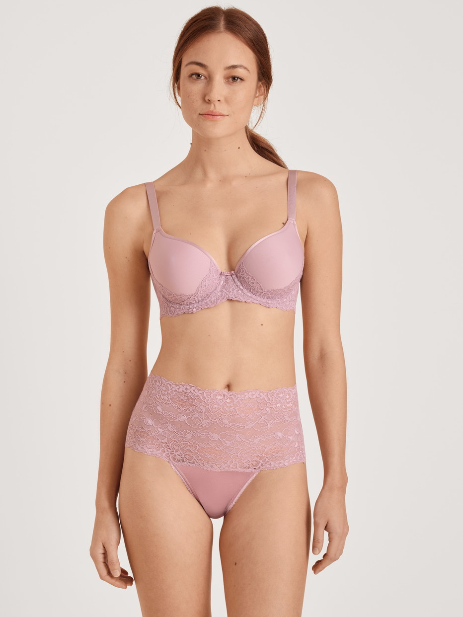 Damen-Model trägt Spacer-BH mit Bügel aus Polyamid in Violett, Spitze aus Serie Special von CALIDA, Vorderansicht, Outfit