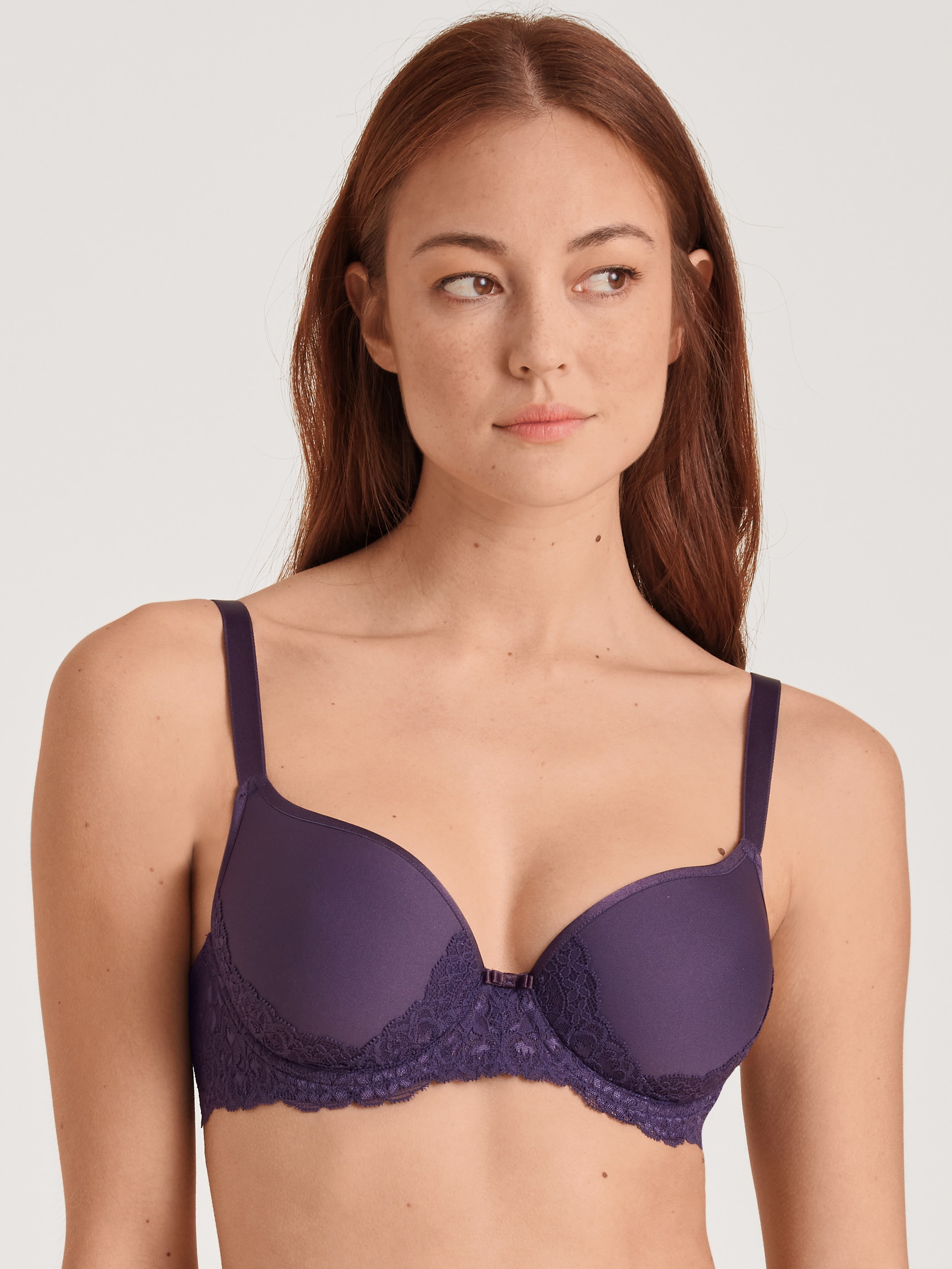 La modella / Il modello Donna indossa Spacer-BH con ferretto in Poliammide di colore Viola, Pizzo, della serie Sensual Secrets di CALIDA, Vista frontale