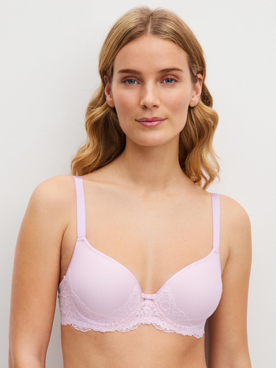 Damen-Model trägt Spacer-BH mit Bügel aus Baumwolle in Rosa, Spitze aus Serie Sensual Secrets von CALIDA, Vorderansicht