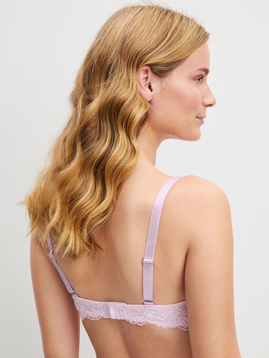Damen-Model trägt Spacer-BH mit Bügel aus Baumwolle in Rosa, Spitze aus Serie Sensual Secrets von CALIDA, Rückansicht