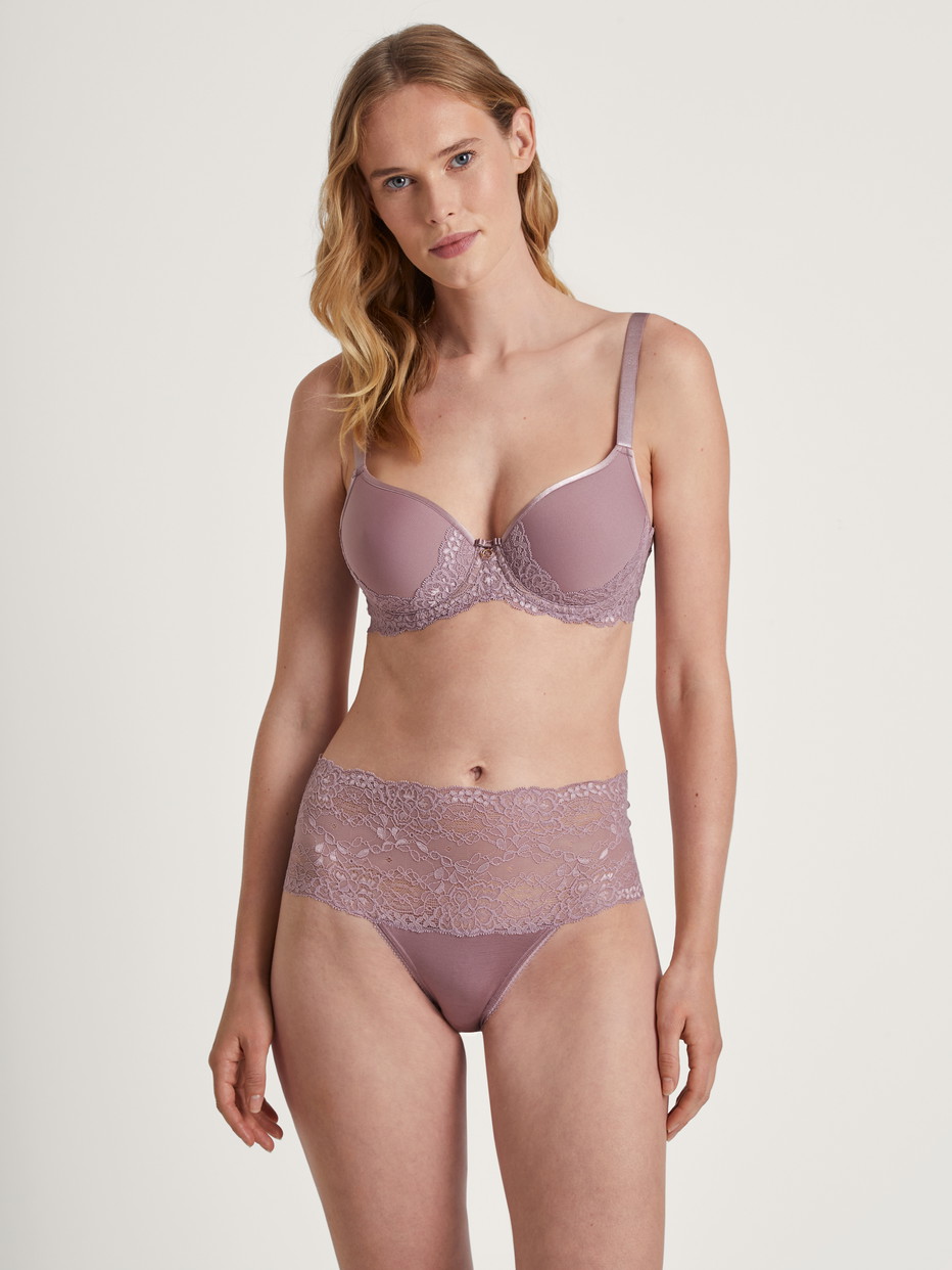 Damen-Model trägt Spacer-BH mit Bügel aus Polyamid in Rosa, Spitze aus Serie Sensual Secrets von CALIDA, Outfit