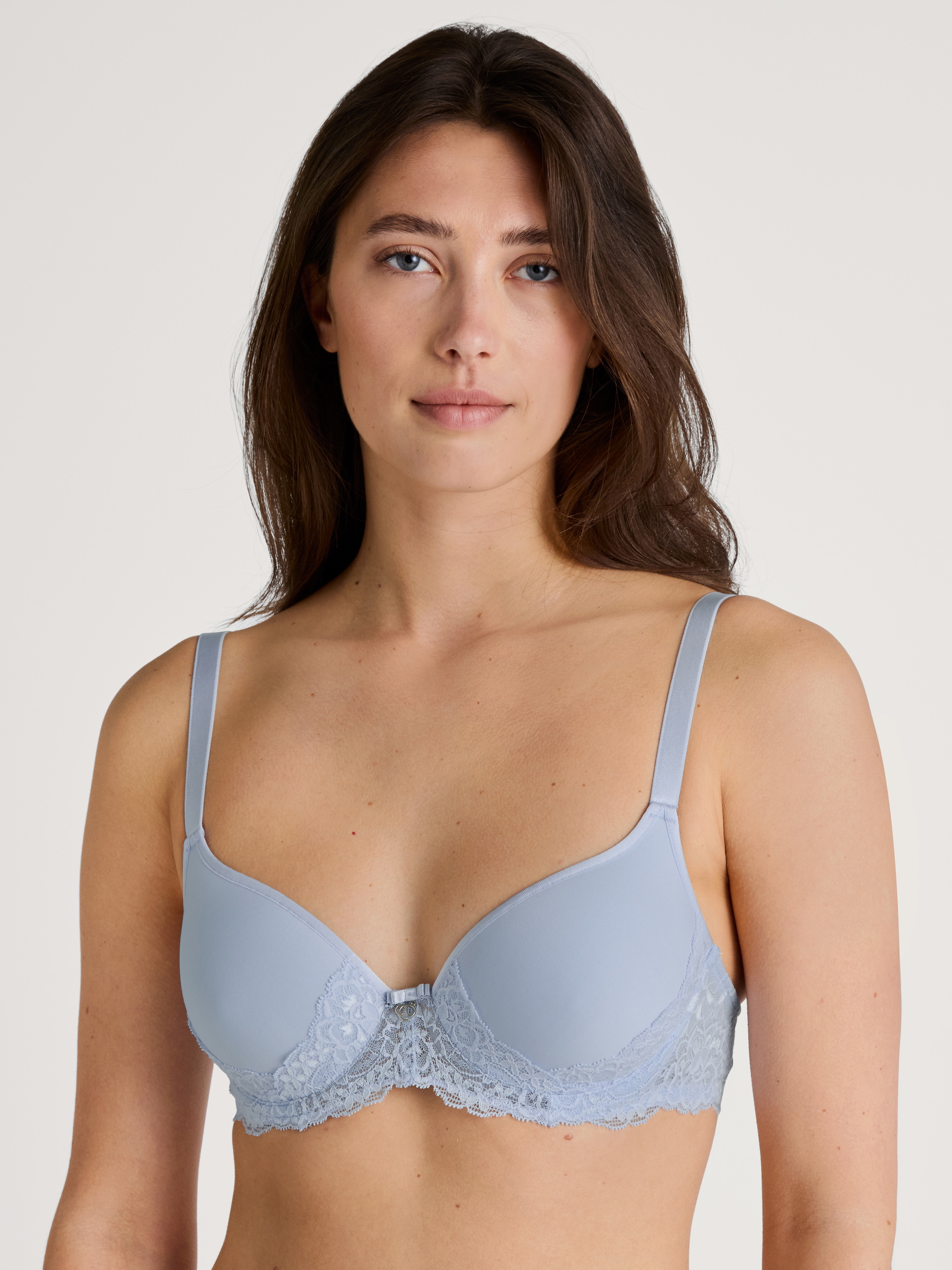 La modella / Il modello Donna indossa Spacer-BH con ferretto in Poliammide di colore Blu, Pizzo, della serie Sensual Secrets di CALIDA, Vista frontale