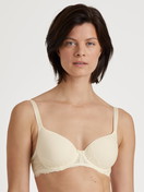 Damen-Model trägt Spacer-BH mit Bügel aus Polyamid in Beige, Spitze aus Serie Sensual Secrets von CALIDA, Vorderansicht