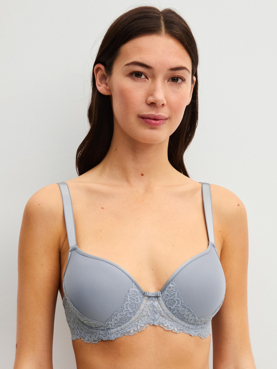 Damen-Model trägt Spacer-BH mit Bügel aus Spitze in Grau, Spitze aus Serie Sensual Secrets von CALIDA, Vorderansicht