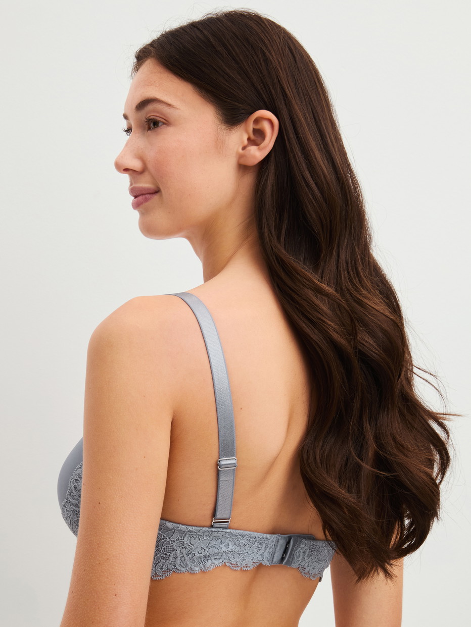 Damen-Model trägt Spacer-BH mit Bügel aus Spitze in Grau, Spitze aus Serie Sensual Secrets von CALIDA, Rückansicht