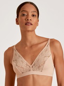 Le mannequin Femme porte le/la Soutien-gorge soft sans armatures en Modal de couleur Rose, Dentelle, de la série Natural Skin Lace de CALIDA, Vue de face