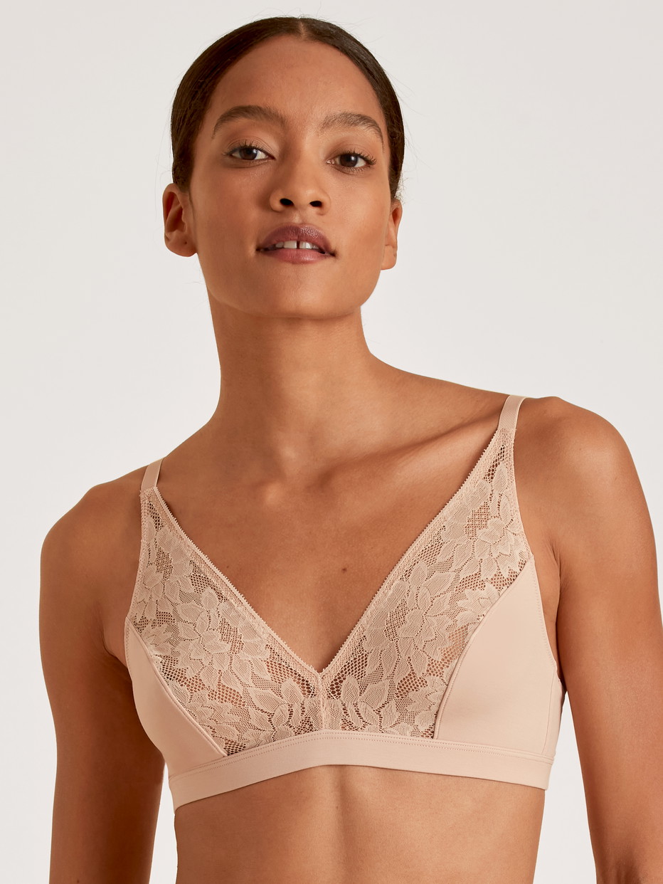 Damen-Model trägt Soft-BH ohne Bügel aus Modal in Rosa, Spitze aus Serie Natural Skin Lace von CALIDA, Vorderansicht