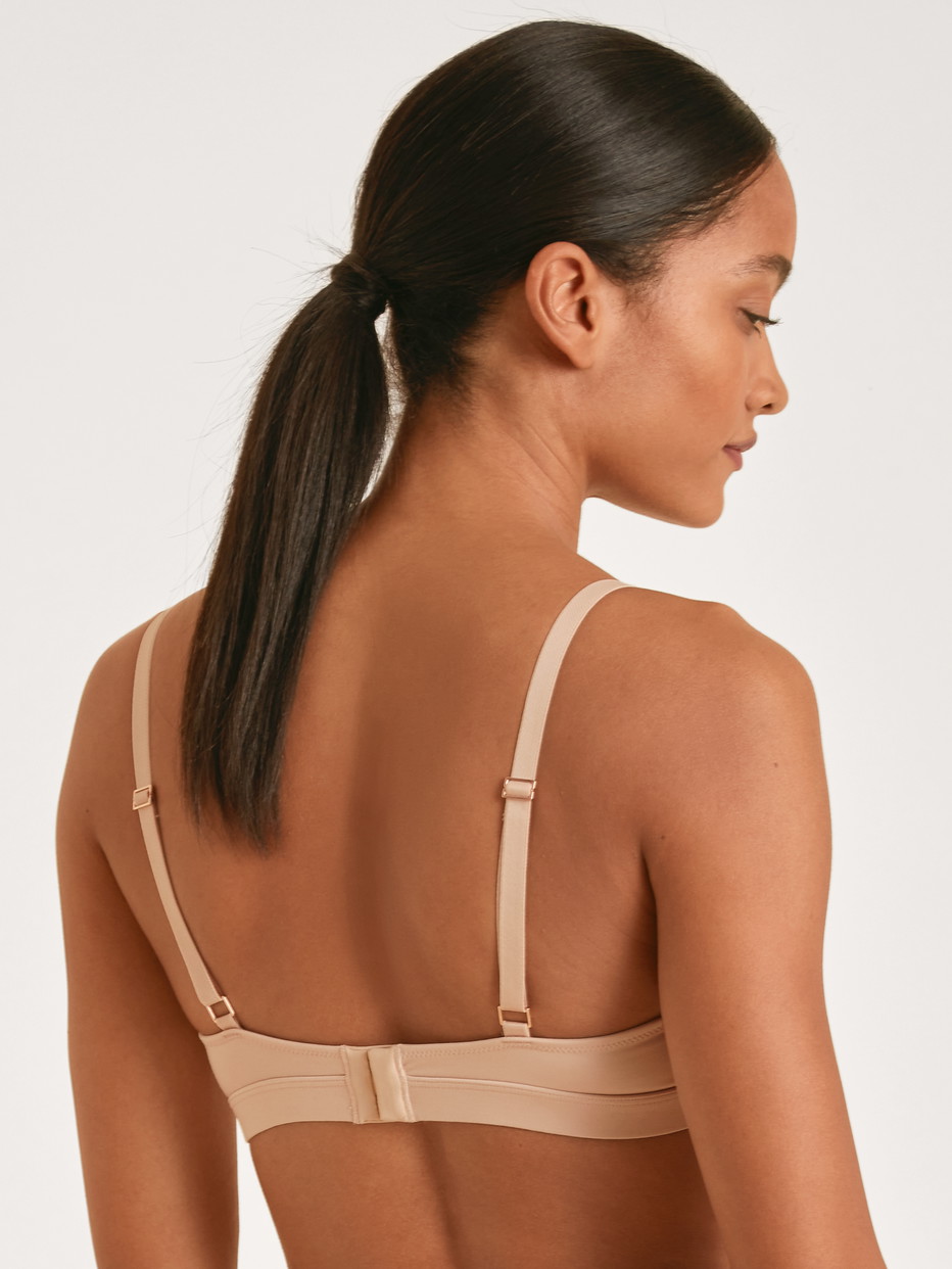 Damen-Model trägt Soft-BH ohne Bügel aus Modal in Rosa, Spitze aus Serie Natural Skin Lace von CALIDA, Rückansicht