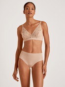 Le mannequin Femme porte le/la Soutien-gorge soft sans armatures en Modal de couleur Rose, Dentelle, de la série Natural Skin Lace de CALIDA, Vue de face, Tenue