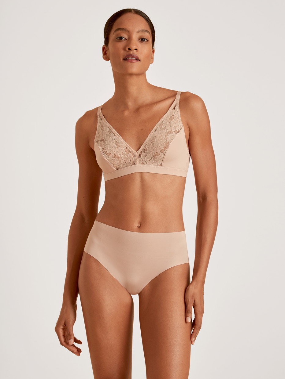 Damen-Model trägt Soft-BH ohne Bügel aus Modal in Rosa, Spitze aus Serie Natural Skin Lace von CALIDA, Vorderansicht, Outfit