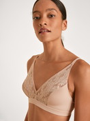 Femme - Soutien-gorge soft sans armatures en Modal de couleur Rose, Dentelle, de la série Natural Skin Lace de CALIDA, Détail