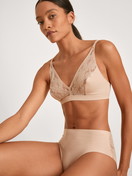 Le mannequin Femme porte le/la Soutien-gorge soft sans armatures en Modal de couleur Rose, Dentelle, de la série Natural Skin Lace de CALIDA, Vue de face