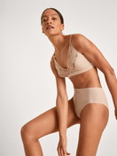 Le mannequin Femme porte le/la Soutien-gorge soft sans armatures en Modal de couleur Rose, Dentelle, de la série Natural Skin Lace de CALIDA, Vue de face