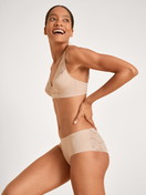Le mannequin Femme porte le/la Soutien-gorge soft sans armatures en Modal de couleur Rose, Dentelle, de la série Natural Skin Lace de CALIDA, Vue de face