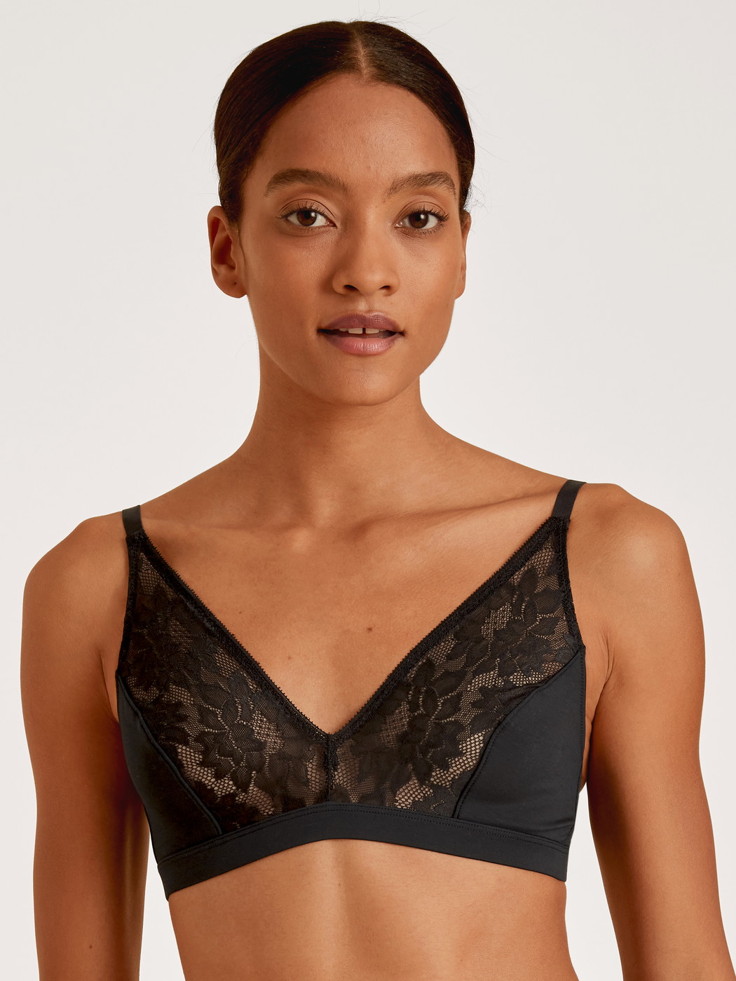 Le mannequin Femme porte le/la Soutien-gorge soft sans armatures en Modal de couleur Noir, Dentelle, de la série Natural Skin Lace de CALIDA, Vue de face