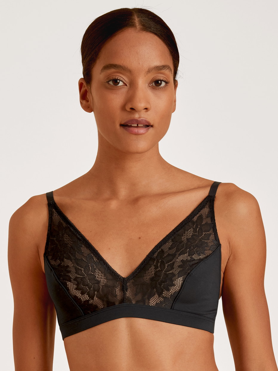 Damen-Model trägt Soft-BH ohne Bügel aus Modal in Schwarz, Spitze aus Serie Natural Skin Lace von CALIDA, Vorderansicht