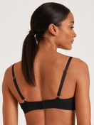 Le mannequin Femme porte le/la Soutien-gorge soft sans armatures en Modal de couleur Noir, Dentelle, de la série Natural Skin Lace de CALIDA, Vue arrière