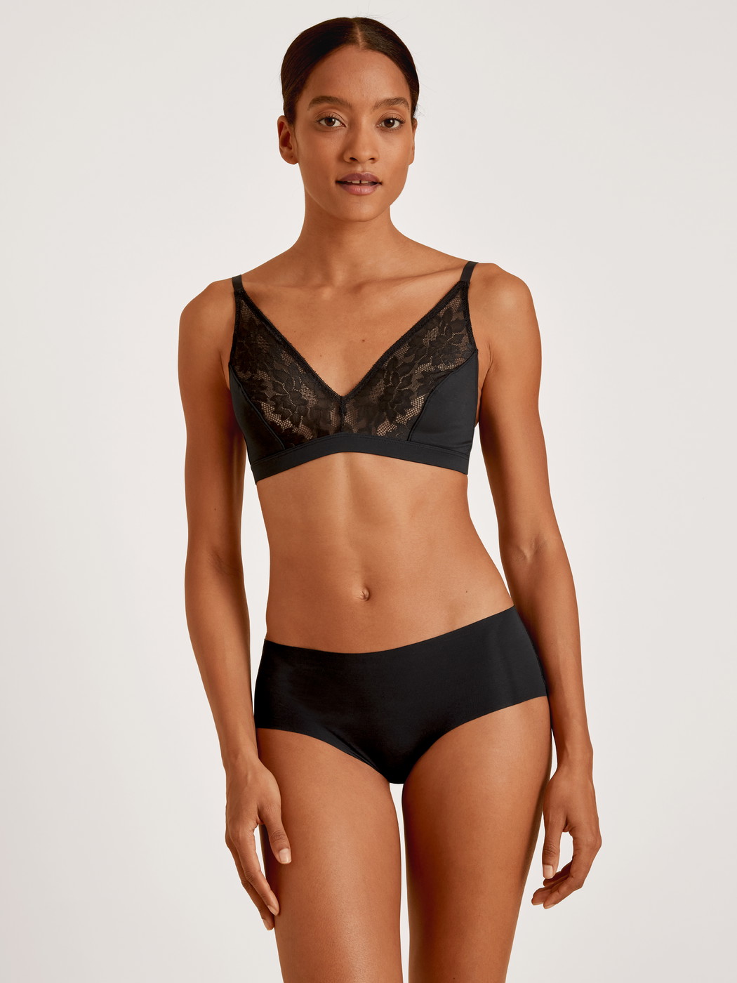 Le mannequin Femme porte le/la Soutien-gorge soft sans armatures en Modal de couleur Noir, Dentelle, de la série Natural Skin Lace de CALIDA, Vue de face, Tenue
