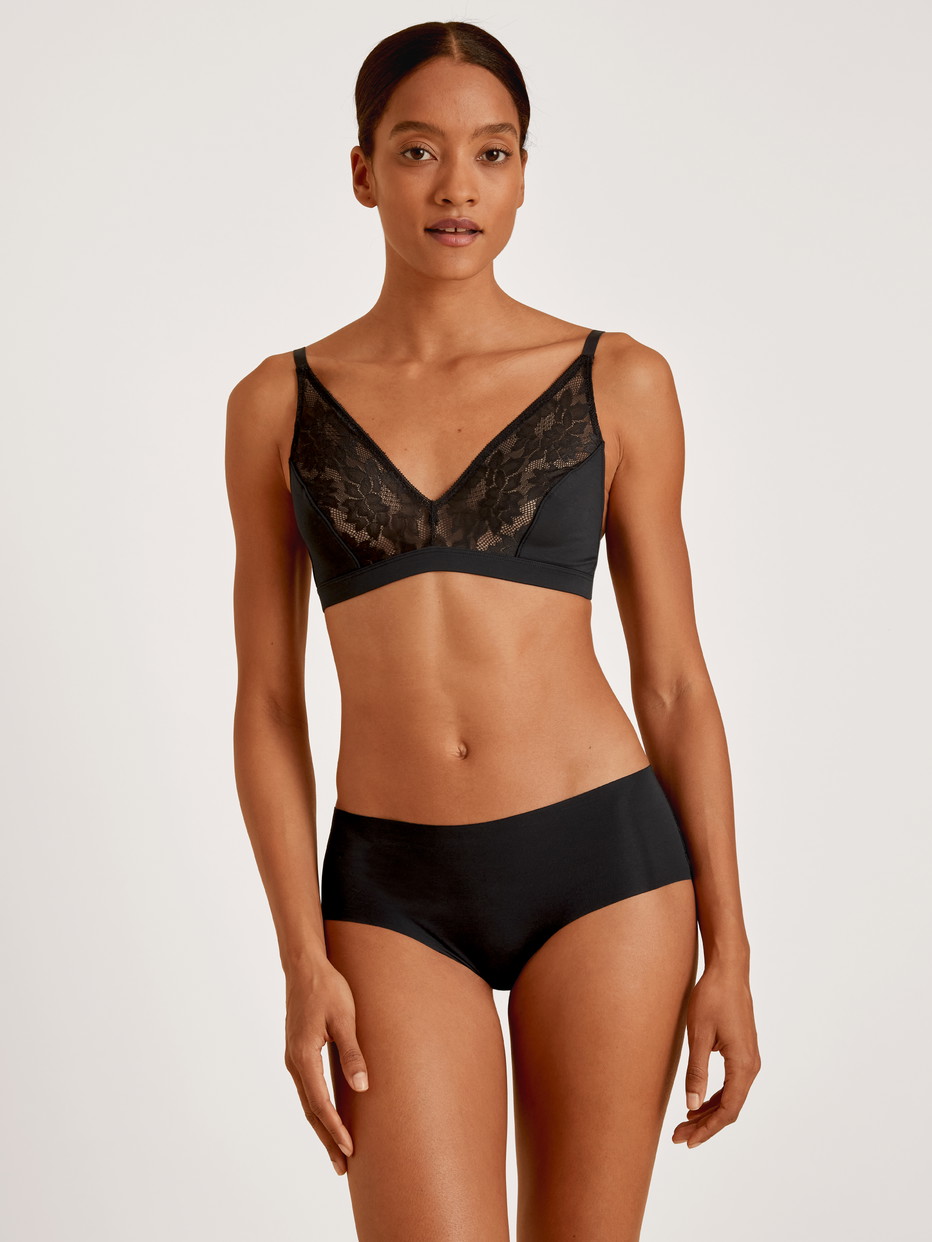 Damen-Model trägt Soft-BH ohne Bügel aus Modal in Schwarz, Spitze aus Serie Natural Skin Lace von CALIDA, Vorderansicht, Outfit