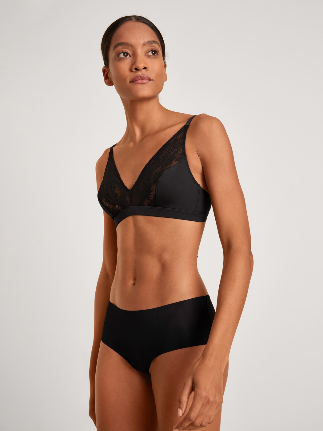 Le mannequin Femme porte le/la Soutien-gorge soft sans armatures en Modal de couleur Noir, Dentelle, de la série Natural Skin Lace de CALIDA, Vue de face