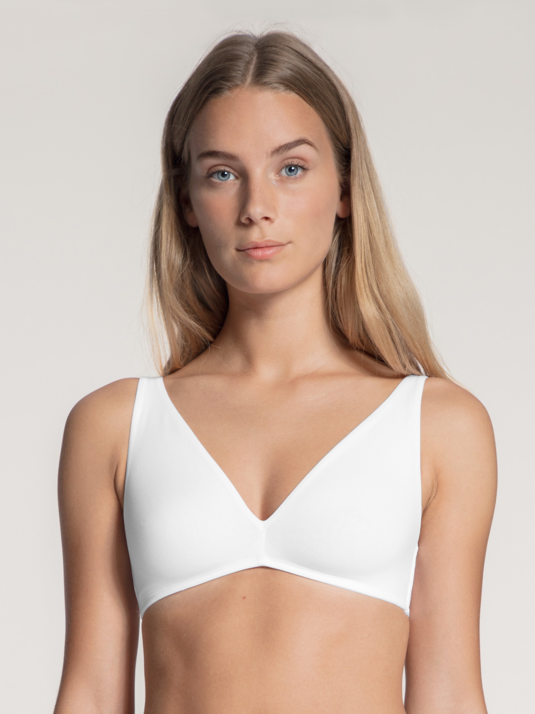 Damen-Model trägt Soft-BH ohne Bügel aus Baumwolle in Weiß, Einfarbig aus Serie Natural Comfort von CALIDA, Vorderansicht