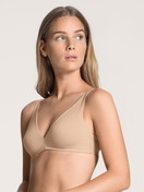 Le mannequin Femme porte le/la Soutien-gorge sans armatures en Coton de couleur Beige, Unicolore, de la série Natural Comfort de CALIDA, Vue de face