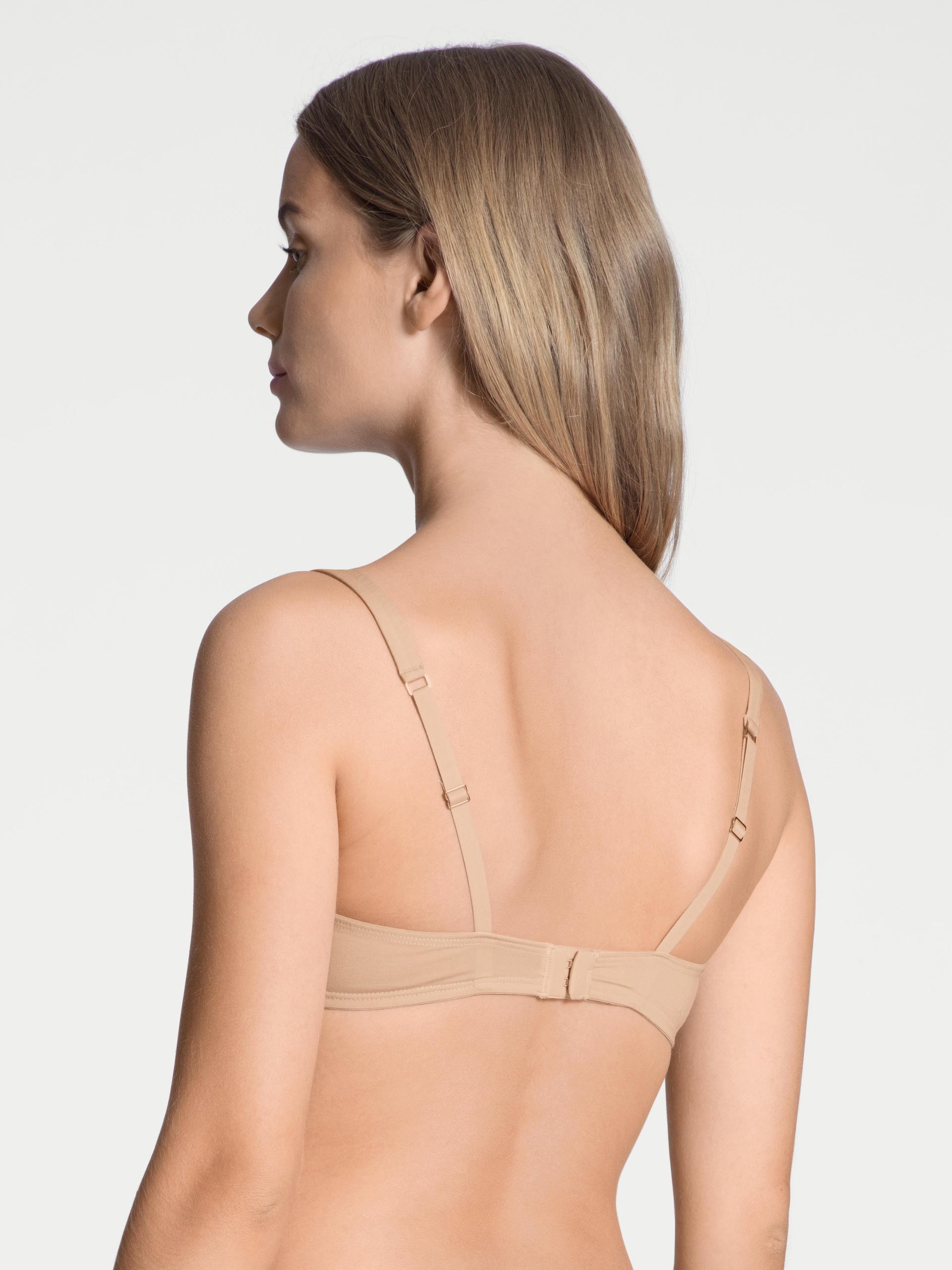 Damen-Model trägt Soft-BH ohne Bügel aus Baumwolle in Beige, Einfarbig aus Serie Natural Comfort von CALIDA, Rückansicht