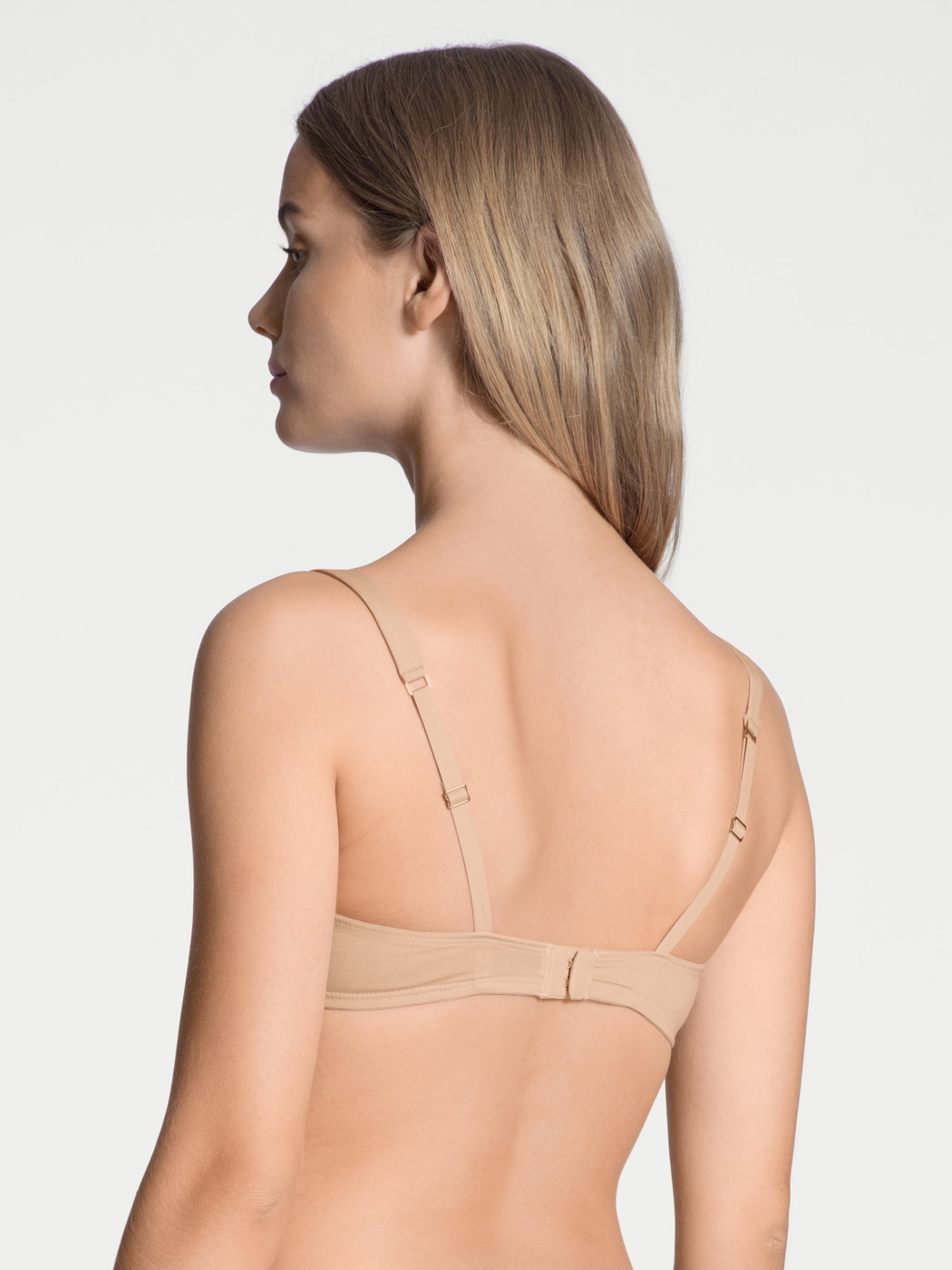 Le mannequin Femme porte le/la Soutien-gorge sans armatures en Coton de couleur Beige, Unicolore, de la série Natural Comfort de CALIDA, Vue arrière
