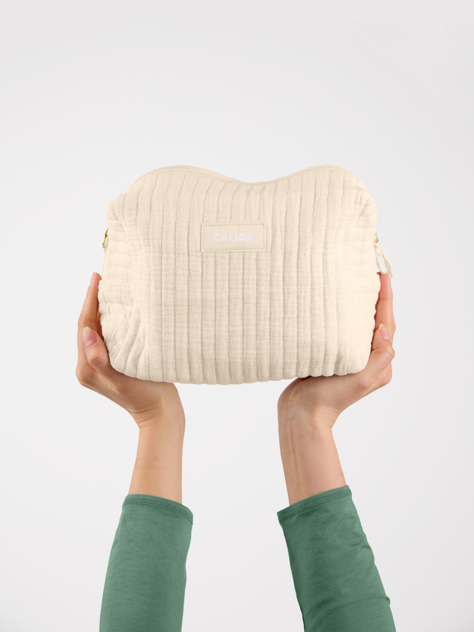 La modella / Il modello  indossa Borsa per cosmetici in  di colore Beige, , della serie Accessoires di CALIDA, Vista frontale