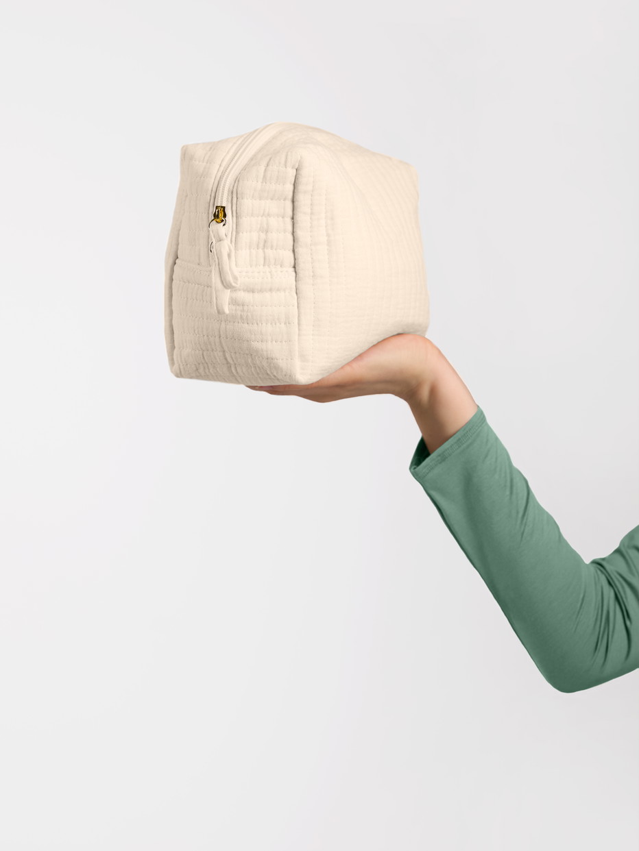 La modella / Il modello  indossa Borsa per cosmetici in  di colore Beige, , della serie Accessoires di CALIDA, Vista posteriore