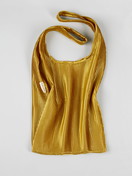  model is wearing Anniversary bag made of  in ,  from the EDITION 85 series by CALIDA, Front view