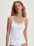 Le mannequin Femme porte le/la Débardeur à fines bretelles en 100% coton de couleur Blanc, Dentelle, de la série Cotton Desire de CALIDA, Vue de face