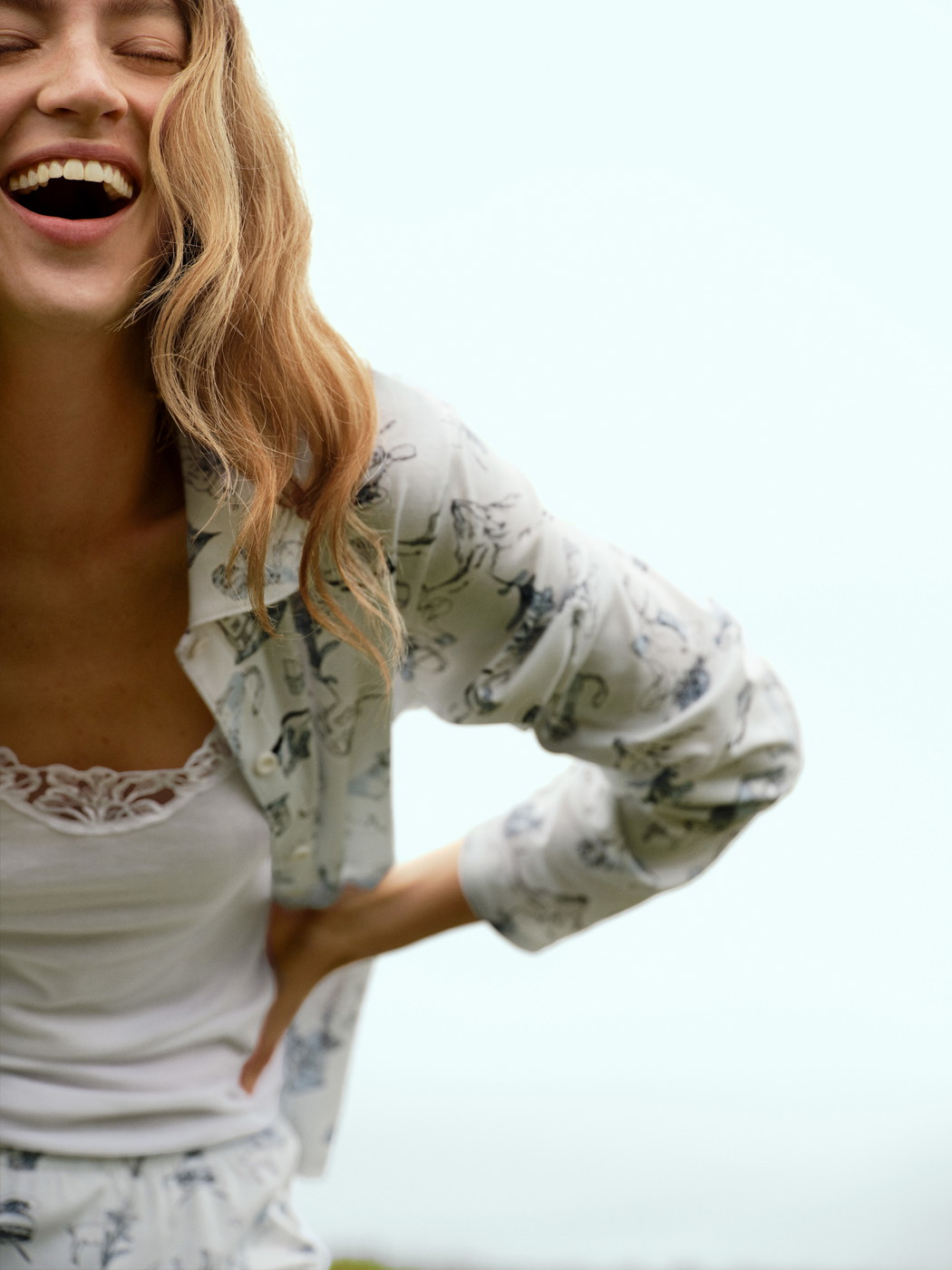 Le mannequin Femme porte le/la Débardeur à fines bretelles en 100% coton de couleur Blanc, Dentelle, de la série Cotton Desire de CALIDA, Image supplémentaire