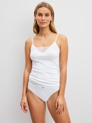 Le mannequin Femme porte le/la Débardeur à fines bretelles en 100% coton de couleur Blanc, Dentelle, de la série Cotton Desire de CALIDA, Tenue