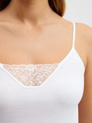 Le mannequin Femme porte le/la Débardeur à fines bretelles en 100% coton de couleur Blanc, Dentelle, de la série Cotton Desire de CALIDA, Détail