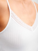 Le mannequin Femme porte le/la Débardeur à fines bretelles en Modal de couleur Blanc, Dentelle, de la série Etude Ajours de CALIDA, Détail