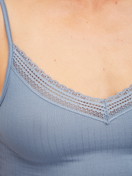 Damen-Model trägt Spaghetti-Top aus Modal in Blau, Spitze aus Serie Etude Ajours von CALIDA, Detail