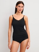 Le mannequin Femme porte le/la Débardeur à fines bretelles en Modal de couleur Noir, Unicolore, de la série Etude Ajours de CALIDA, Tenue