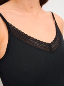 Le mannequin Femme porte le/la Débardeur à fines bretelles en Modal de couleur Noir, Unicolore, de la série Etude Ajours de CALIDA, Détail