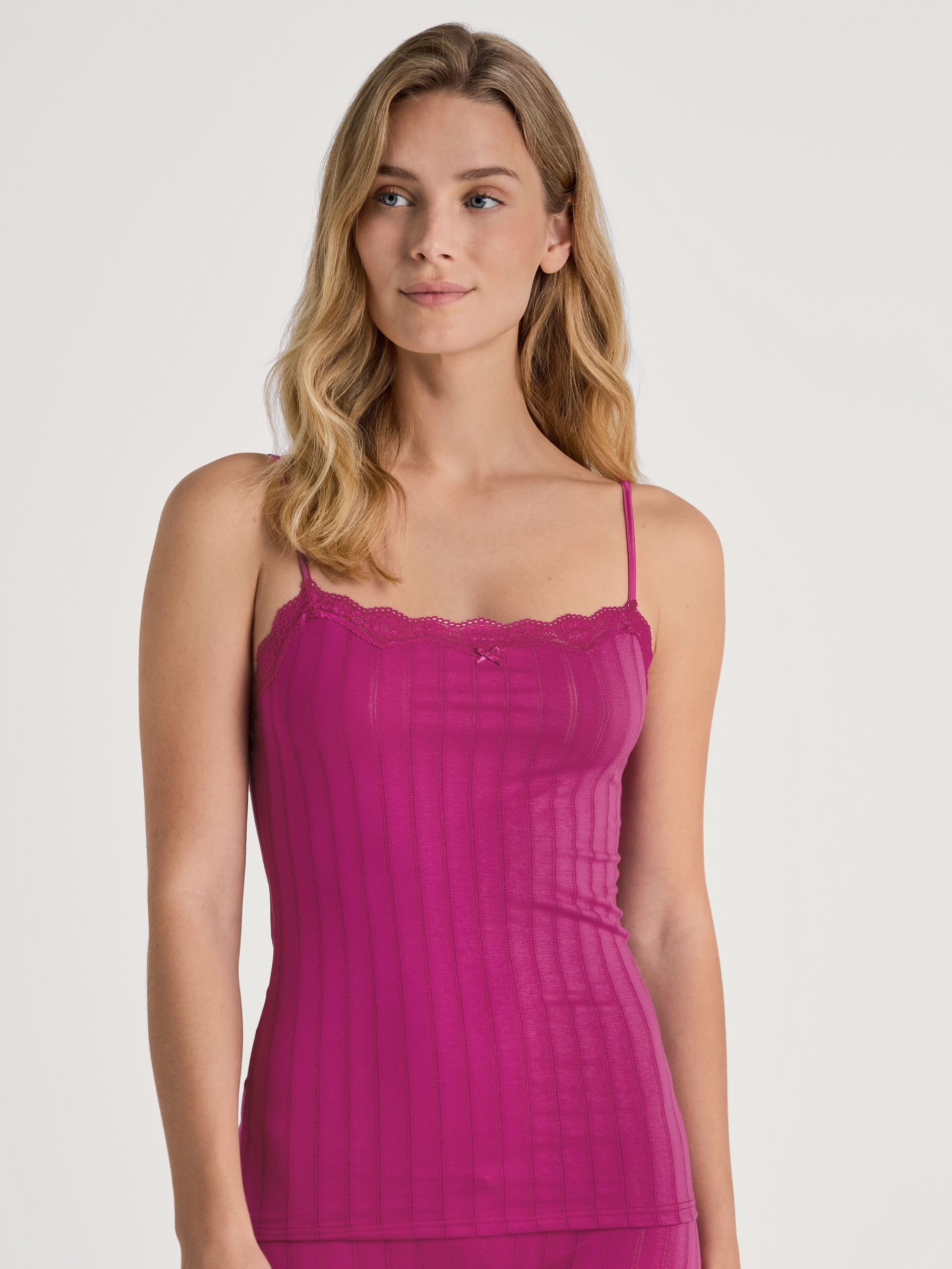 Damen-Model trägt Spaghetti-Top aus Baumwolle in Rosa, Spitze aus Serie Etude Toujours von CALIDA, Vorderansicht
