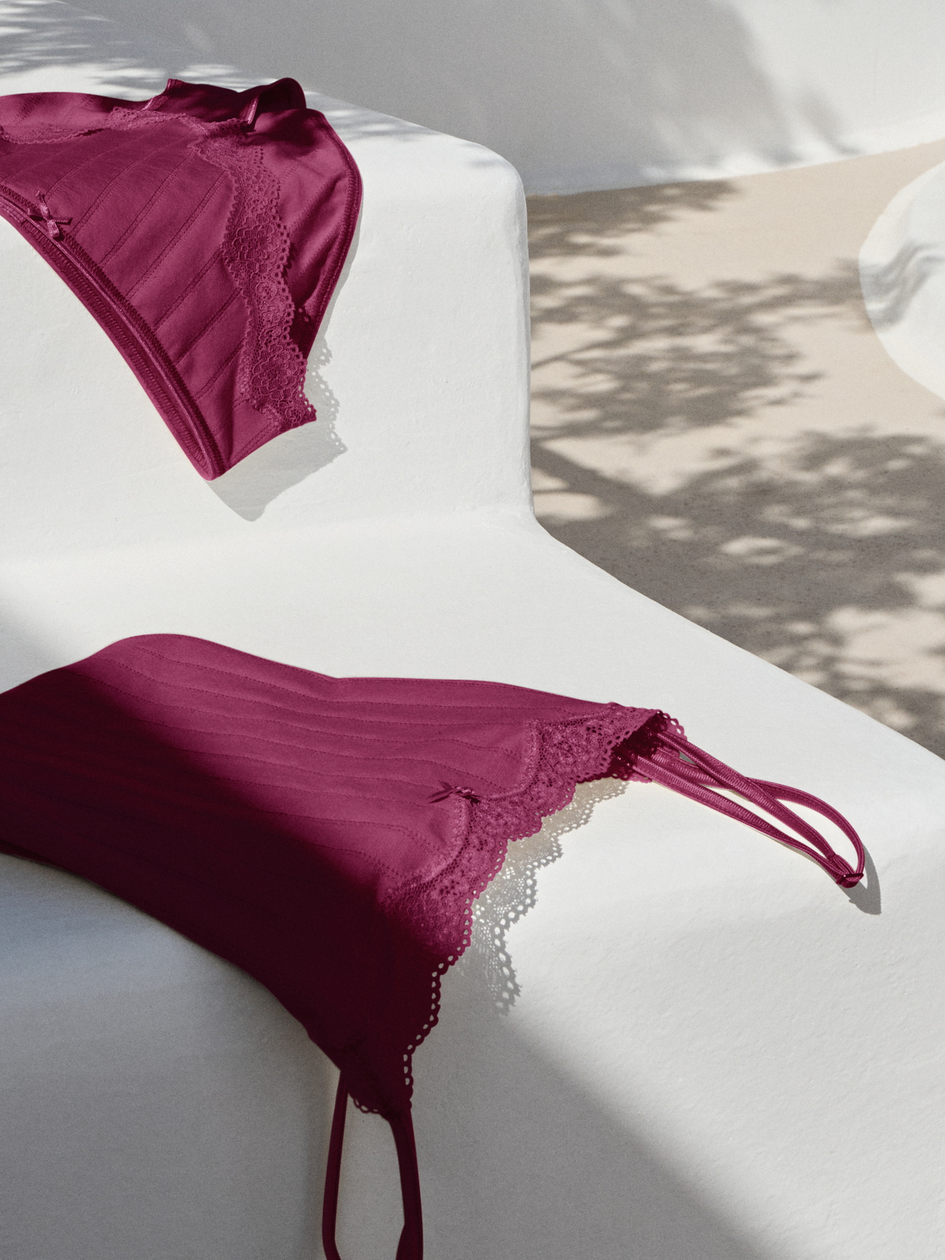 Damen-Model trägt Spaghetti-Top aus Baumwolle in Rosa, Spitze aus Serie Etude Toujours von CALIDA, Zusatzbild